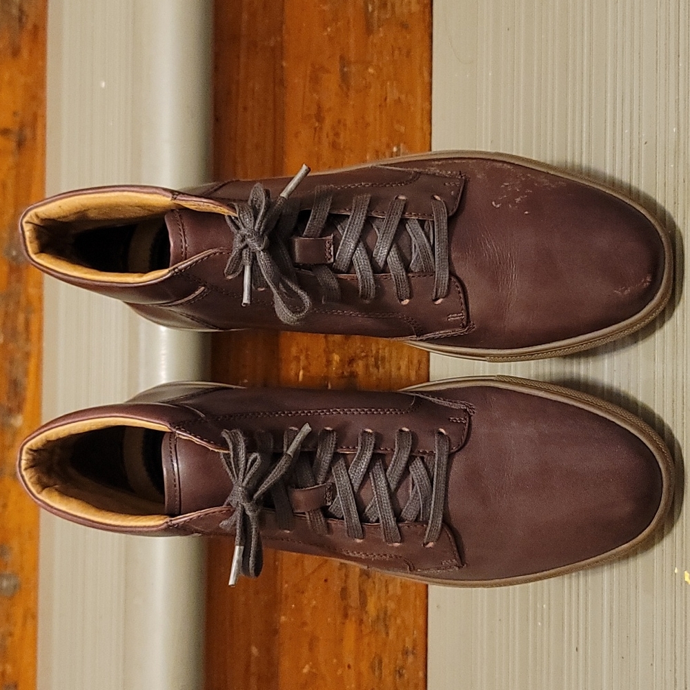 Men Sneaker high top size 8.